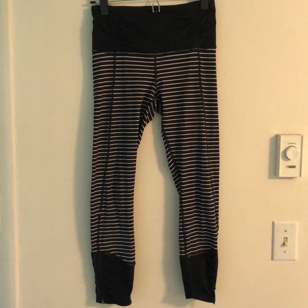 Black & White Stripe Runday Crop Parallel Leggings